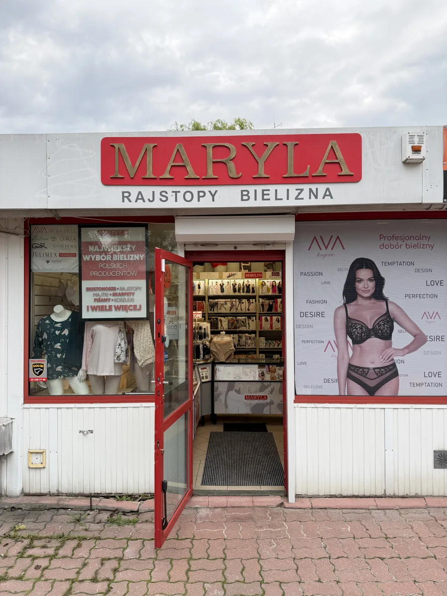 Wejście do sklepu MARYLA z czerwonym szyldem Rajstopy Bielizna